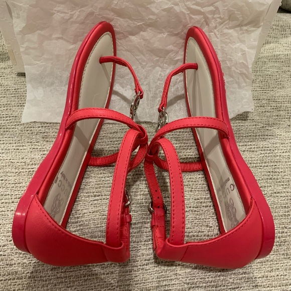 Gucci girls size 28 thong sandals. - Picture 3 of 6